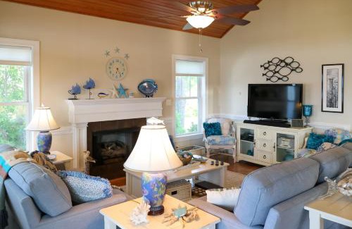 Hobucken House | Riverfront Aurora Home with Deck and Private Pier!