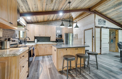 Golden Cabin | Riverfront Broken Bow Cabin w/Private Hot Tub!