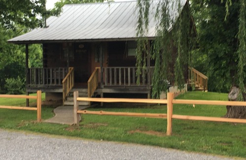 Townsend Cabin | Riverfront Cabin, 5 min to Smoky Mountains National Park! Fish in backyard!