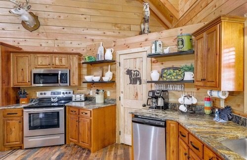 Pigeon Forge Cabin | Riverfront Cabin w/Hot Tub - 3 Miles to Dollywood