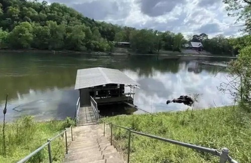 Flippin House | Riverfront Cabin with dock access (Cabin 1)