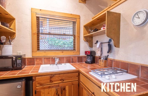 Ruidoso Cabin | Riverfront Cabin with Hot Tub Near Ski Apache
