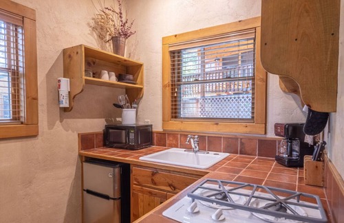 Ruidoso Cabin | Riverfront Cabin with Hot Tub Near Ski Apache