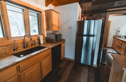 Grantsdale Cabin | Riverfront Cabin with Glamping Hut