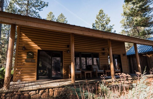 Grantsdale Cabin | Riverfront Cabin with Glamping Hut