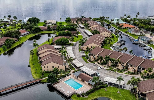 North Fort Myers Condo | Riverfront condo with tennis courts, screened patio & washer/dryer
