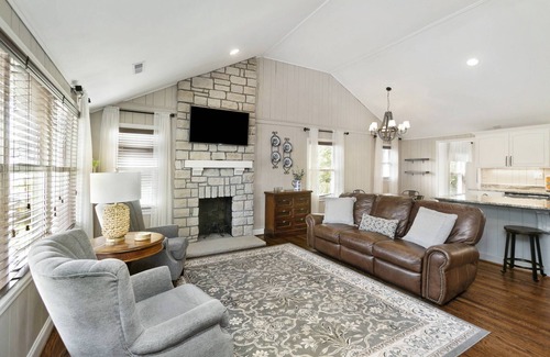 Pigeon Forge House | Riverfront Cottage - 2 BD, Deck, Firepit, Walk to Old Mill, Parkway Access, Free Dollywood Ticket*