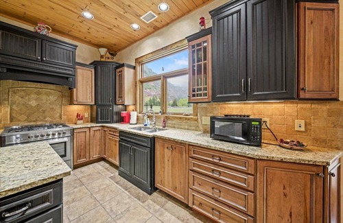 Ridgway House | Riverfront Dream House 4 Bedroom/Loft 3.5 Bath
