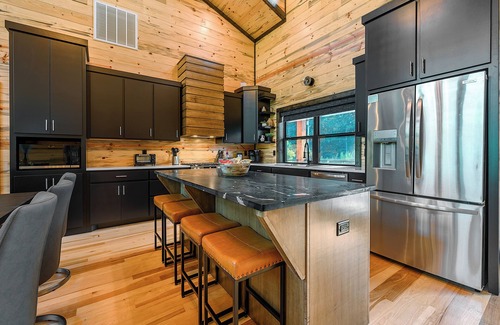 Broken Bow Cabin | Riverfront Family Adventure Modern Cabin/Pickle Ball/Slide/Outdoor Shower