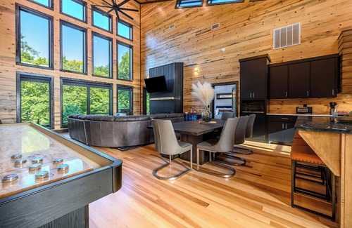 Broken Bow Cabin | Riverfront Family Adventure Modern Cabin/Pickle Ball/Slide/Outdoor Shower