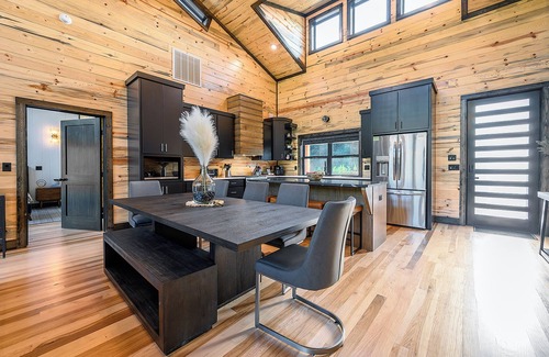 Broken Bow Cabin | Riverfront Family Adventure Modern Cabin/Pickle Ball/Slide/Outdoor Shower