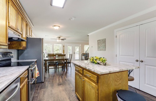 Saint Amant House | Riverfront Family Retreat w/Yard in Saint Amant