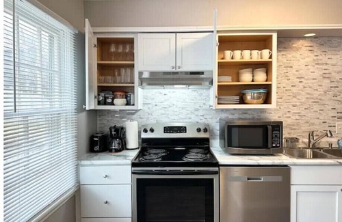 Yorkville Apartment | Riverfront/Fast Wi-Fi/Fishing/RW Waterpark/Kayak