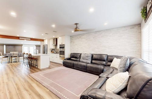 Bayshore Gardens House | Riverfront house with chef's kitchen, deck, open concept, & grill - dog-friendly