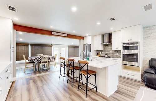 Bayshore Gardens House | Riverfront house with chef's kitchen, deck, open concept, & grill - dog-friendly