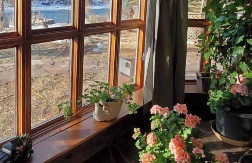 Glenwood Springs Cabin | Riverfront, Indoor, Outdoor Jacuzzi, Warm and Cozy. You're gonna love it!