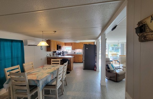 Weeki Wachee Gardens House | RIVERFRONT - KAYAK, SWIM, FISH THE WEEKI WACHEE RIVER. 3BR, 2 BA PRIVATE HOUSE.