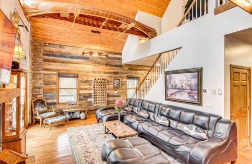 Rutherfordton House | Riverfront Lake Lure Lodge with Deck on 13 Acres