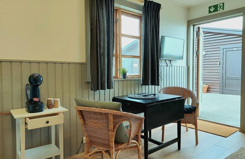 Hella House | Riverfront Lodge