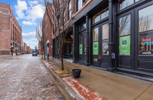 Downtown St. Louis Apartment | Riverfront Loft - Gym Cafe - G203