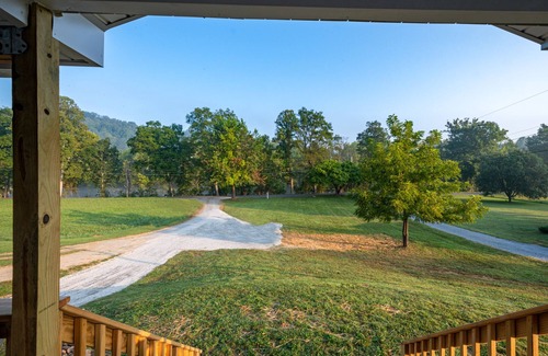 Bluff City House | Riverfront- Lower Unit | Dock | Smart TV | Wi-Fi
