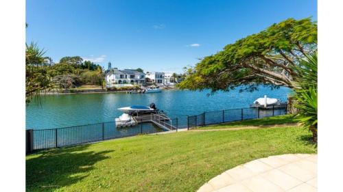 Bundall House | Riverfront Retreat Family Getaway 4BR with Pool