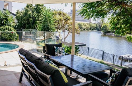 Bundall House | Riverfront Retreat Family Getaway 4BR with Pool