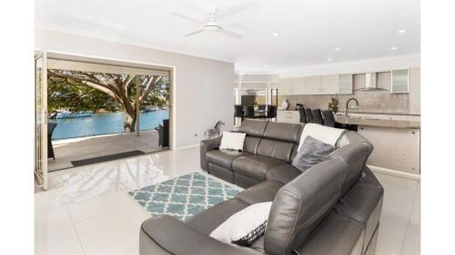 Bundall House | Riverfront Retreat Family Getaway 4BR with Pool