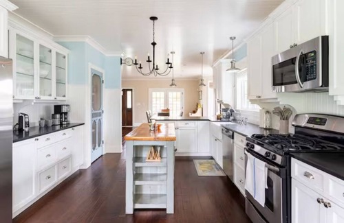 McHenry House | Riverfront Retreat on the Fox River