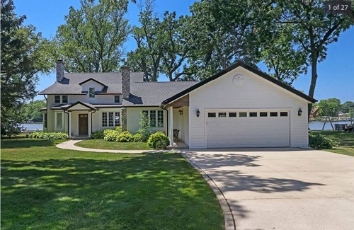 McHenry House | Riverfront Retreat on the Fox River