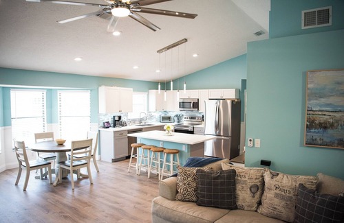 Spring Hill House | Riverfront Retreat with Hot Tub & Kayaks! Ideal Family Getaway in Weeki Wachee