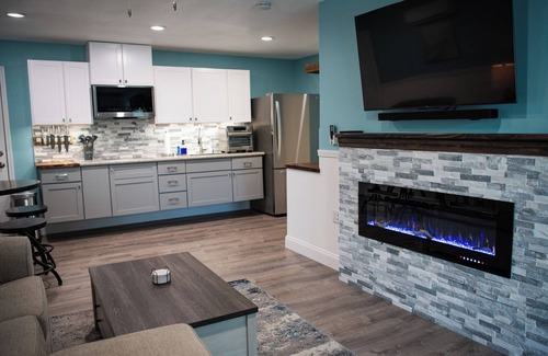 Spring Hill House | Riverfront Retreat with Hot Tub & Kayaks! Ideal Family Getaway in Weeki Wachee