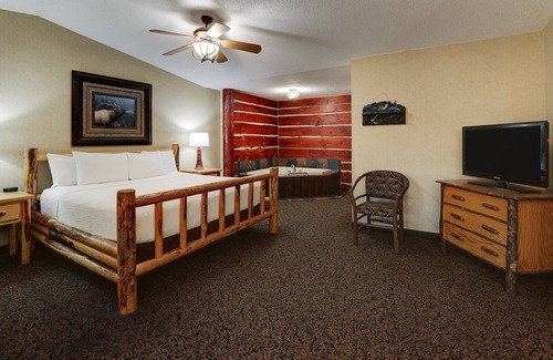 Moline Hotel | Riverfront Rustic Retreat w/Indoor/Outdoor Pool & Whirlpool, Parking