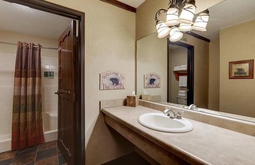 Moline Hotel | Riverfront Rustic Retreat w/Indoor/Outdoor Pool & Whirlpool, Parking