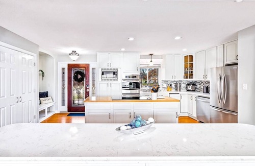 Jeffersonville House | Riverfront Symphony*Newspaper featured*HotTub*Theater*Pets*Luxe Amenities*Views
