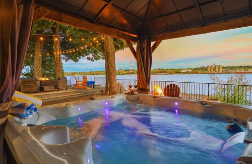 Jeffersonville House | Riverfront Symphony*Newspaper featured*HotTub*Theater*Pets*Luxe Amenities*Views