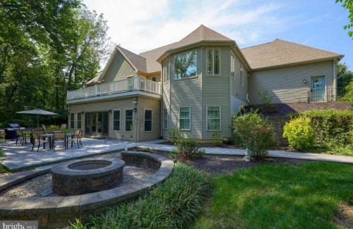 Bausman House | RiverFront Villa- Sleeps 11