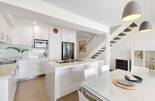 Noosaville Apartment | Riverfront with Jetty