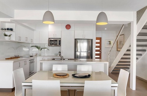 Noosaville Apartment | Riverfront with Jetty