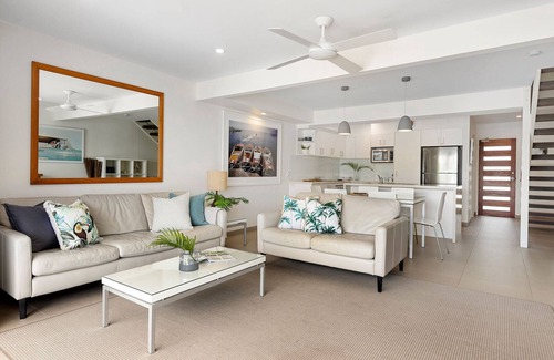 Noosaville Apartment | Riverfront with Jetty