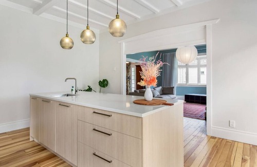 Riverhead House | Riverhead Villa with BBQ and deck