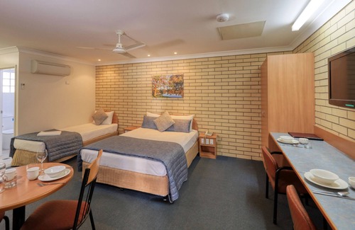 St. George Hotel | Riverland Motor Inn & River's Restaurant