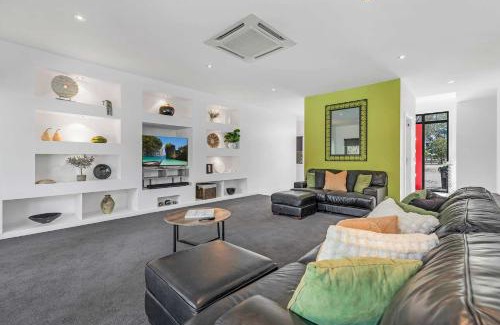 Moama House | Riverlyne - Riverfront Holiday Home