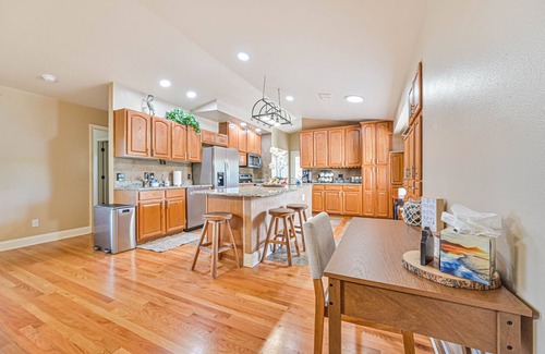 Biggar House | Rivers Edge Oasis, Our Secluded Paradise-Sleep 21+ "NEW LISTING"