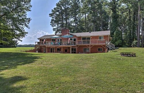 Reedville House | Rivers Edge Retreat with Kayaks and River Access!