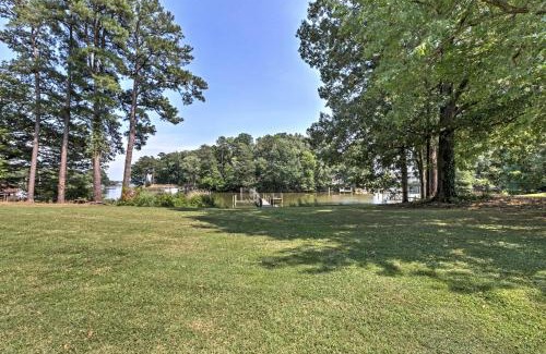 Reedville House | Rivers Edge Retreat with Kayaks and River Access!