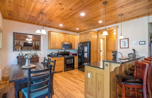 Helen House | Rivers Rest – Beautiful Riverfront Townhome in Downtown Helen