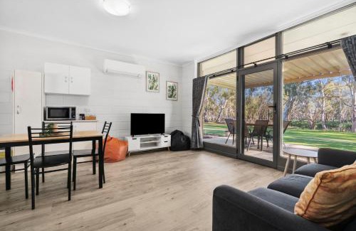 Paringa House | Riversands Rest Accommodation Scenic Riverfront Cottages, Paringa