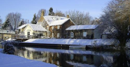 Downham Market House | Riverside 2-Bed Cottage Sleeps 3 with Parking