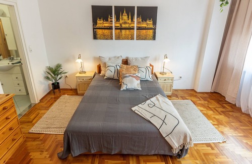 Belso-Ferencvaros Apartment | Riverside Balcony Apartment with view to Danube